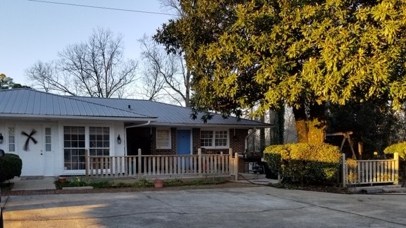 Front-parking-lot-The-Country-Inn-Motel-Ashland