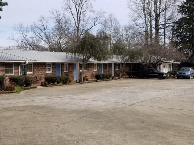 Front-parking-lot-The-Country-Inn-Motel-Ashland