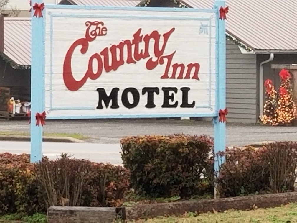 The-Country-Inn-Motel-Ashland-road-sign-view-2